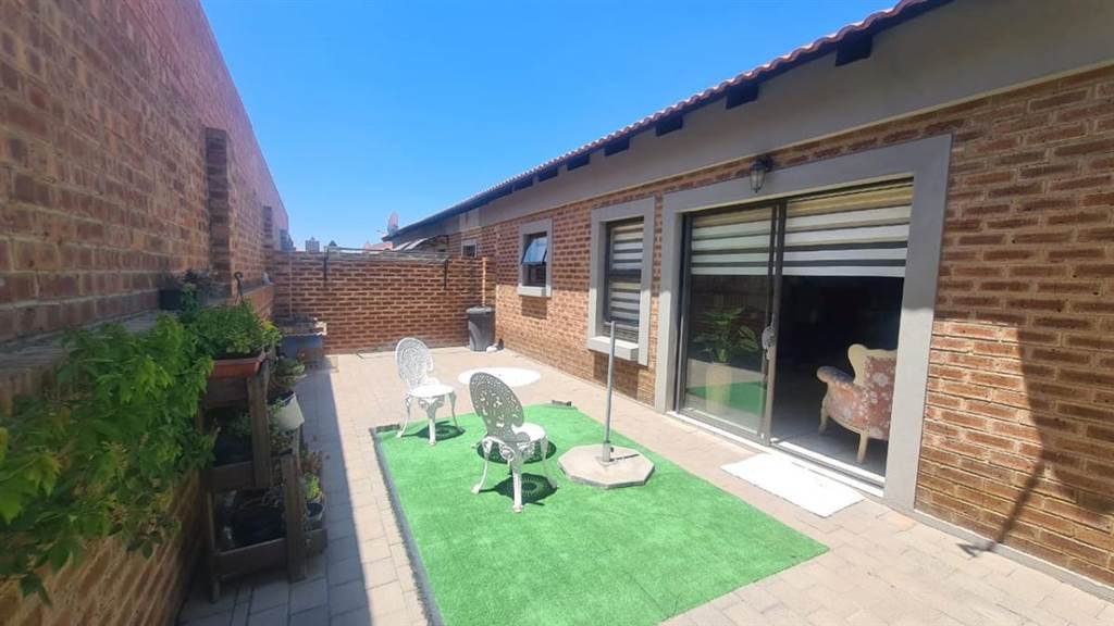 2 Bed House in Trichardt photo number 16