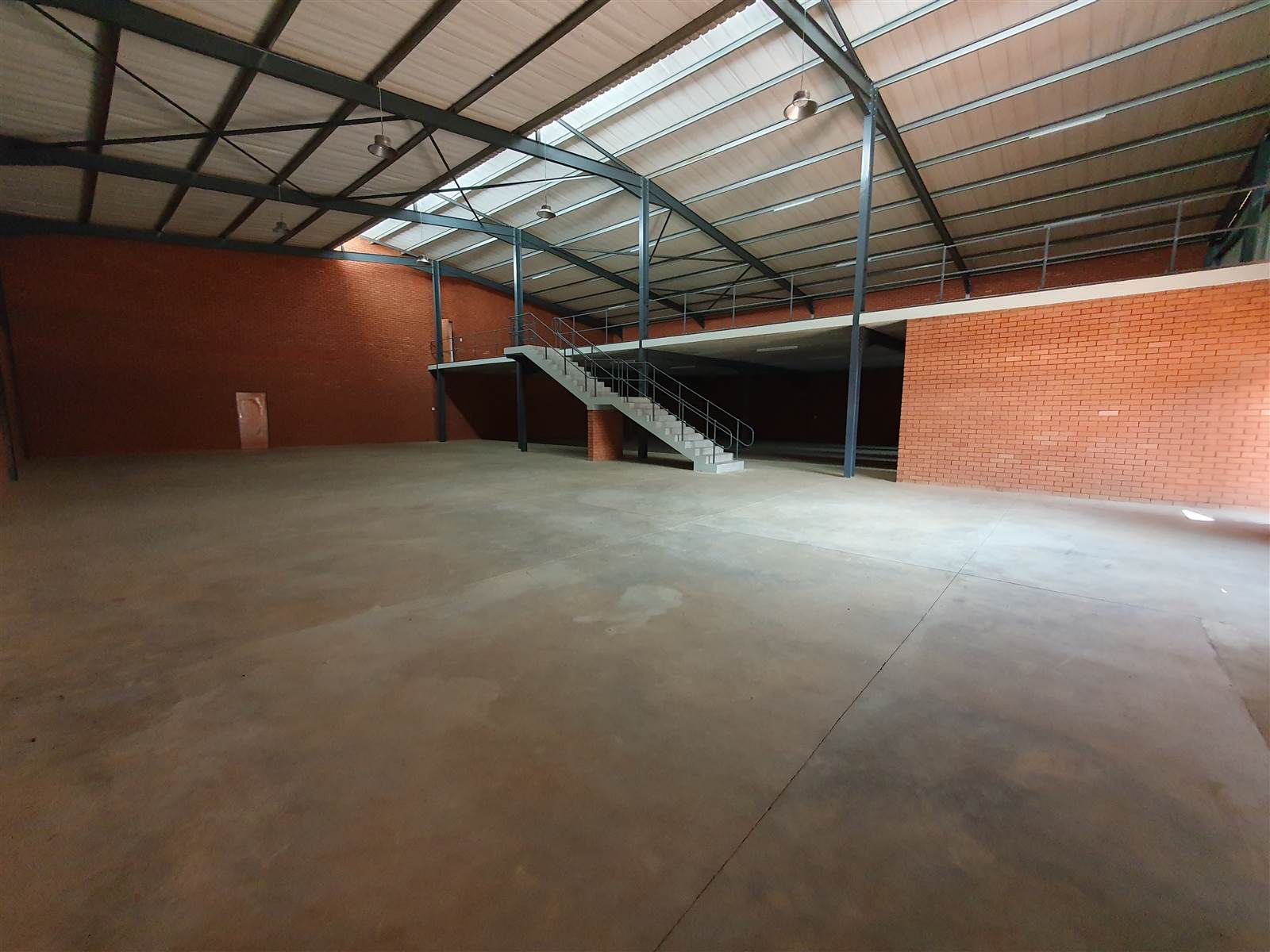 1303  m² Industrial space in Aeroton photo number 2