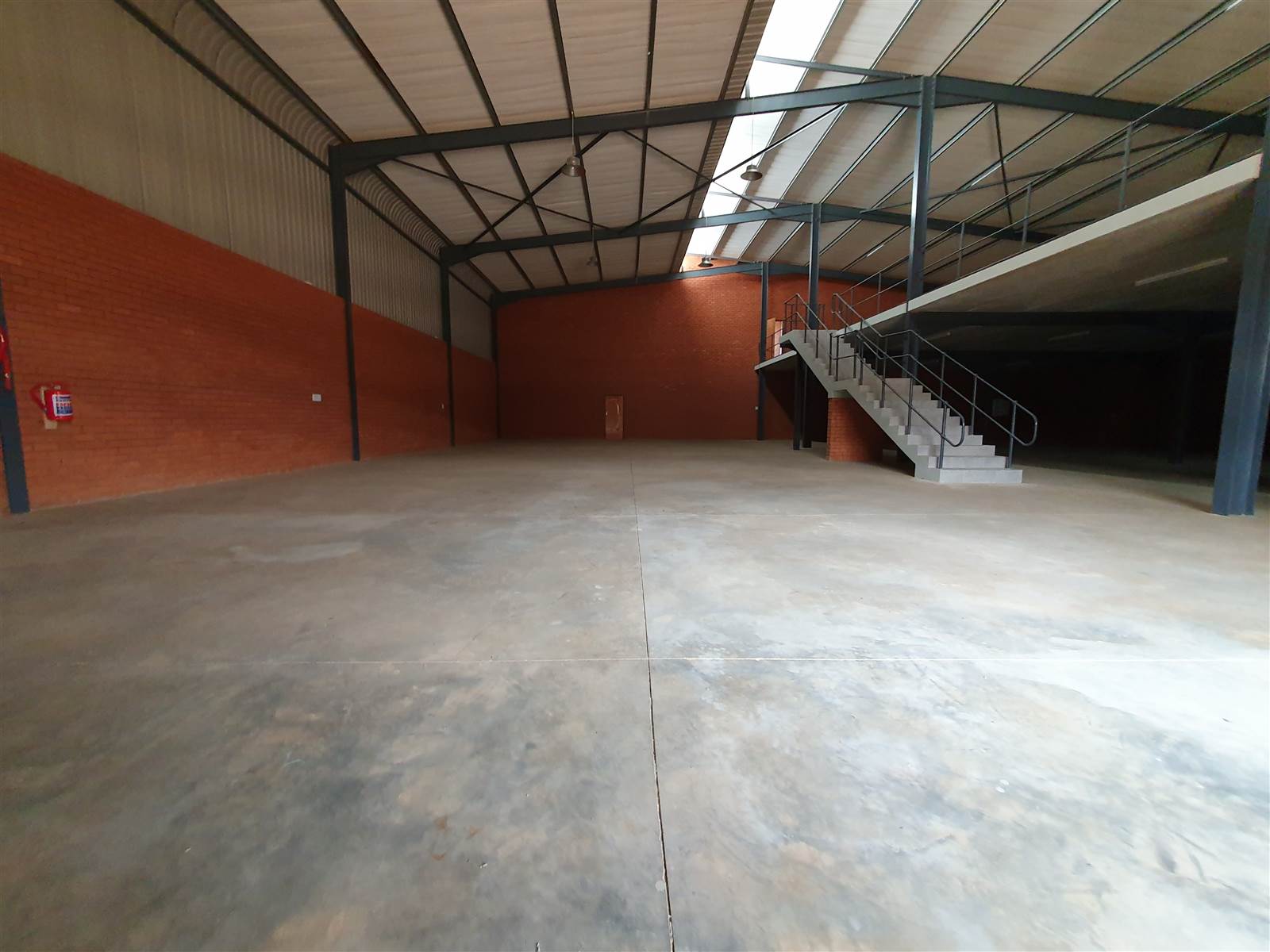 1303  m² Industrial space in Aeroton photo number 4