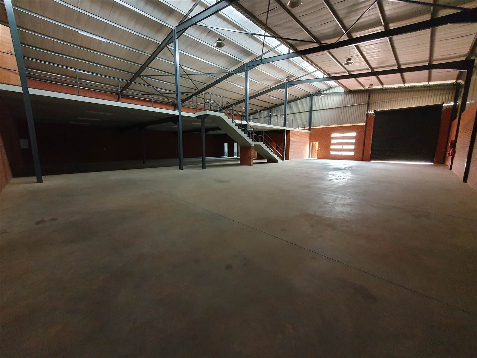1303  m² Industrial space in Aeroton photo number 3