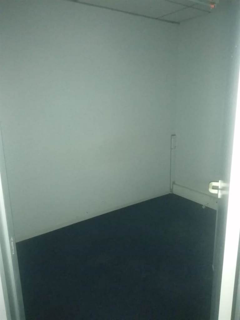 154  m² Commercial space in Durban CBD photo number 11