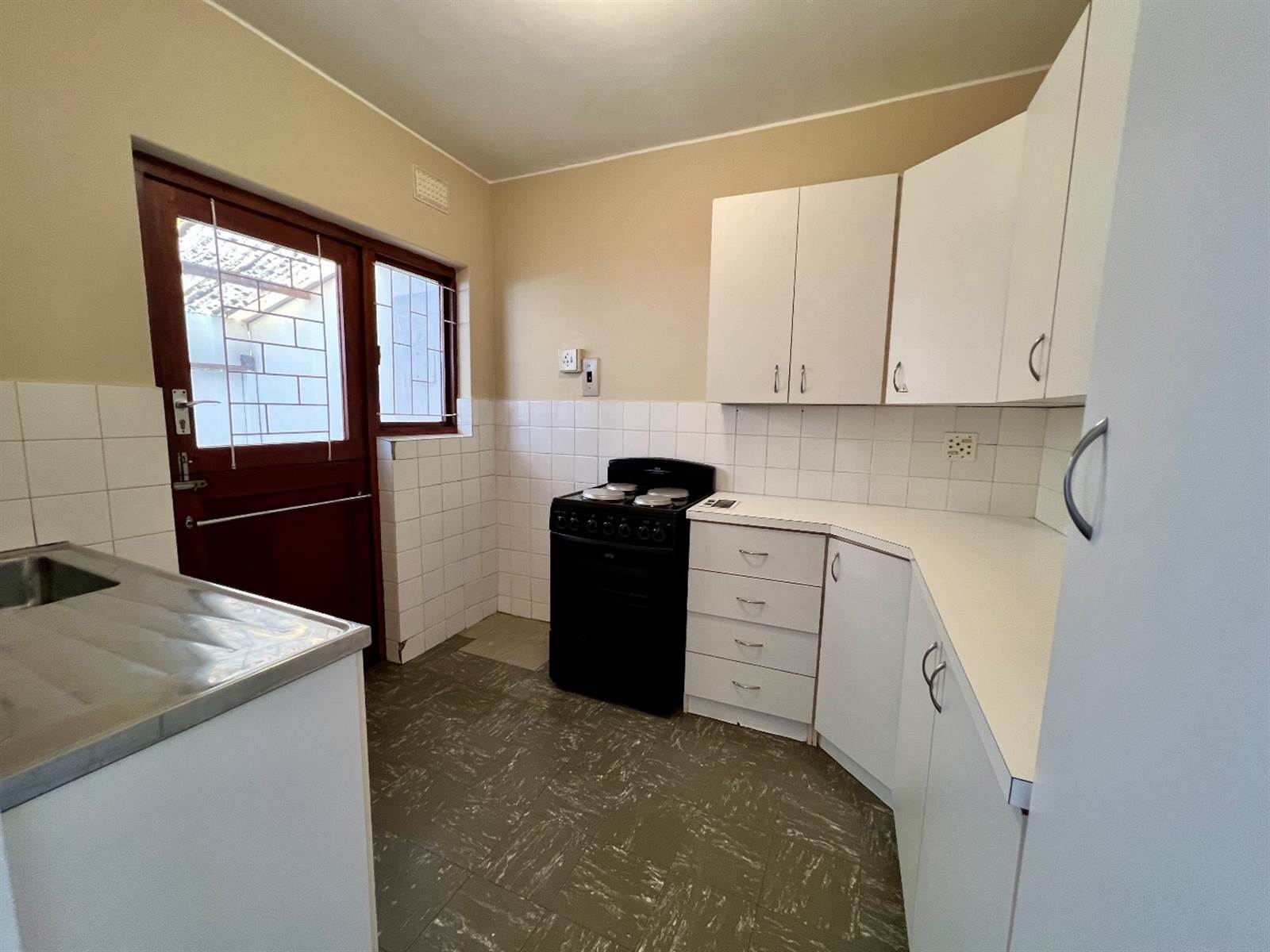 2 Bed Townhouse in Somerset West Central photo number 6