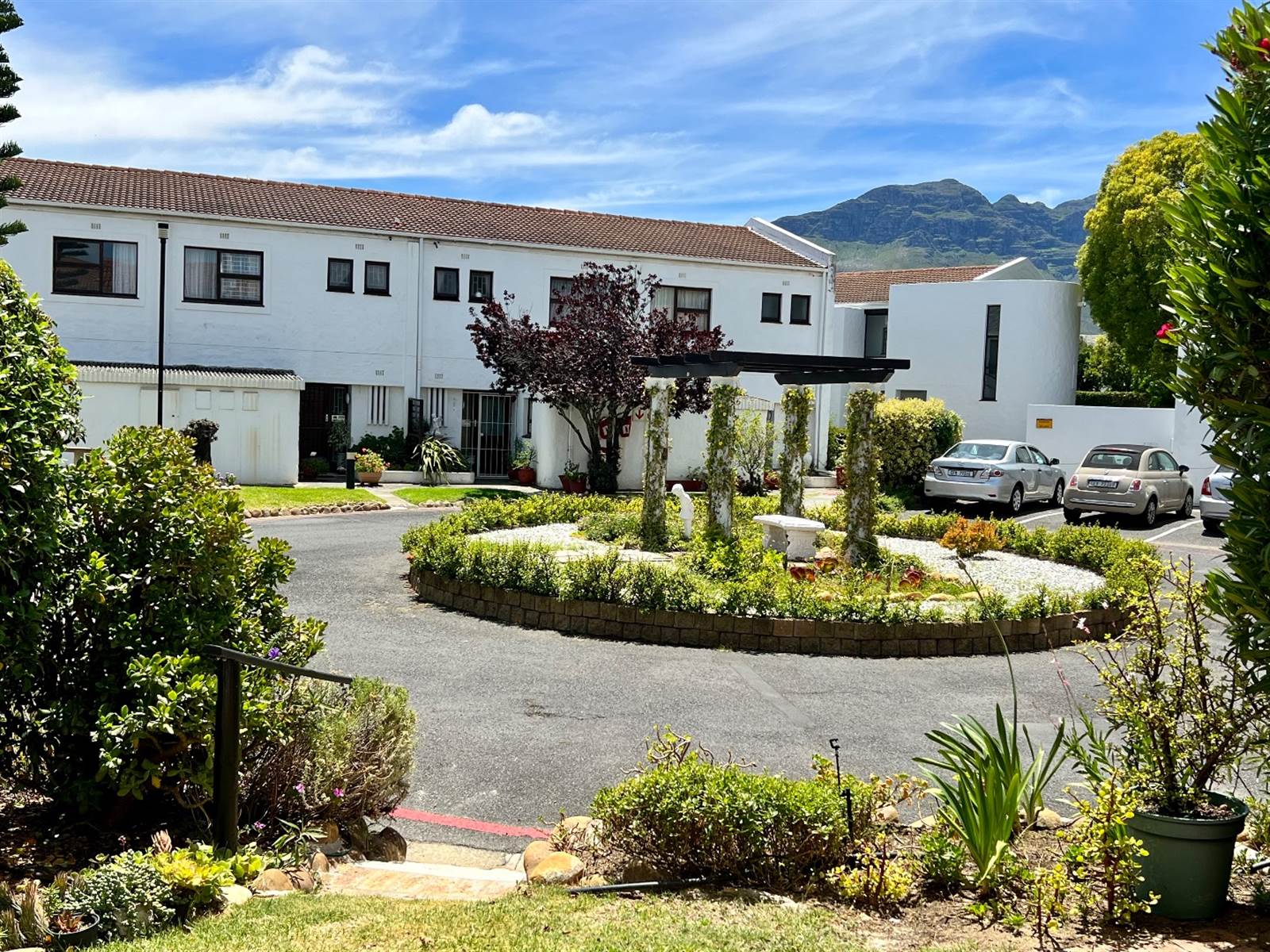 2 Bed Townhouse in Somerset West Central photo number 3