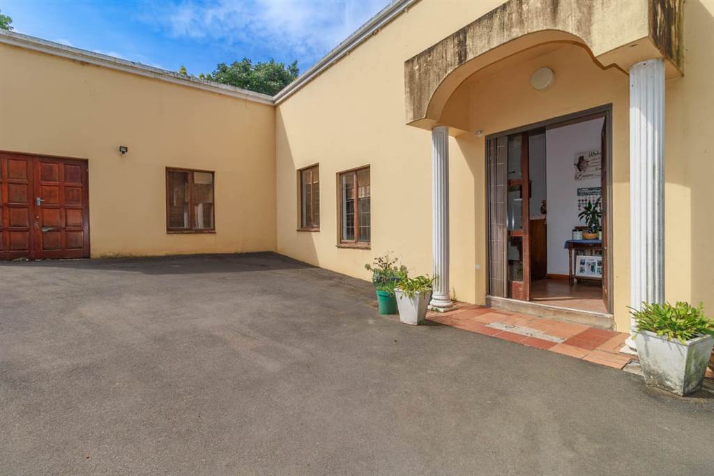 4 Bed House in Kloof photo number 3