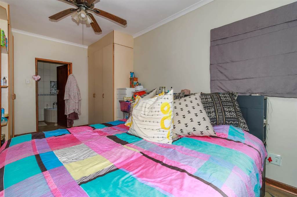 4 Bed House in Kloof photo number 16