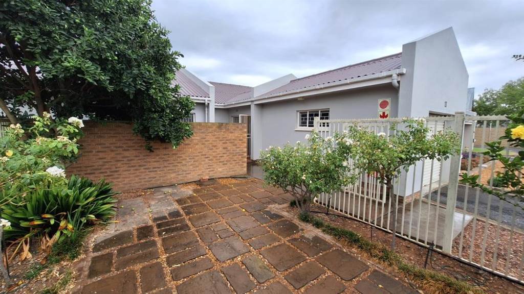 3 Bed Townhouse in Robertson photo number 1