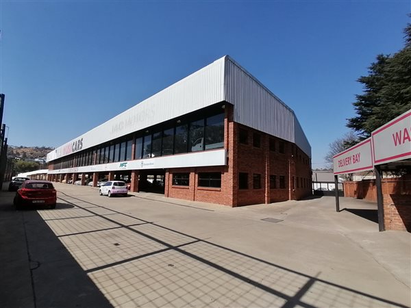 2 800  m² Commercial space