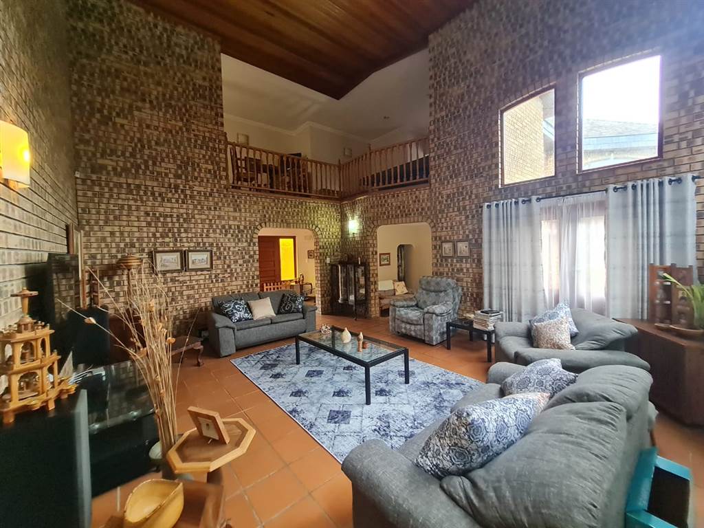 8 Bed House in Umtentweni photo number 10