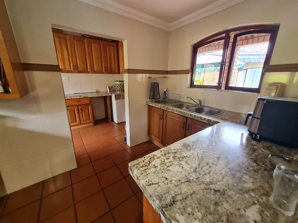 8 Bed House in Umtentweni photo number 8