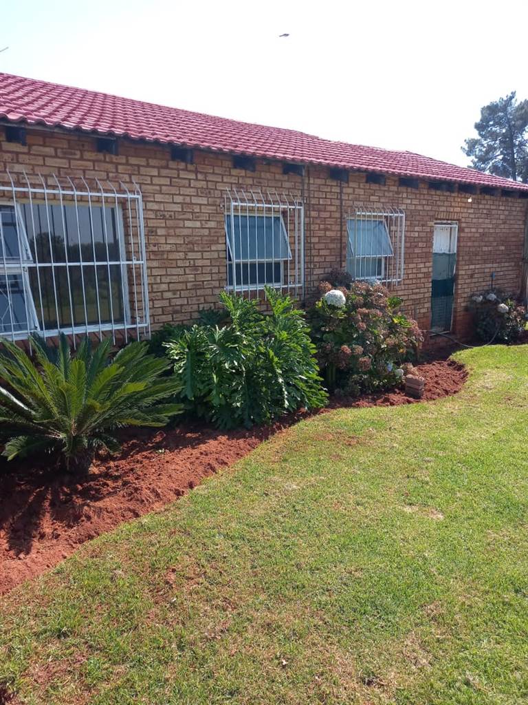 12 Bed House in Randfontein photo number 2
