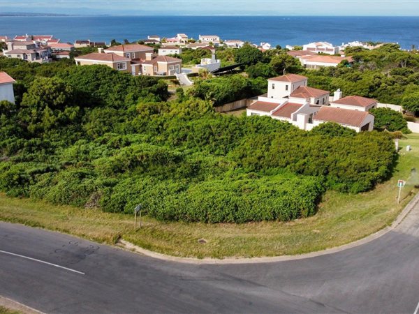 687 m² Land