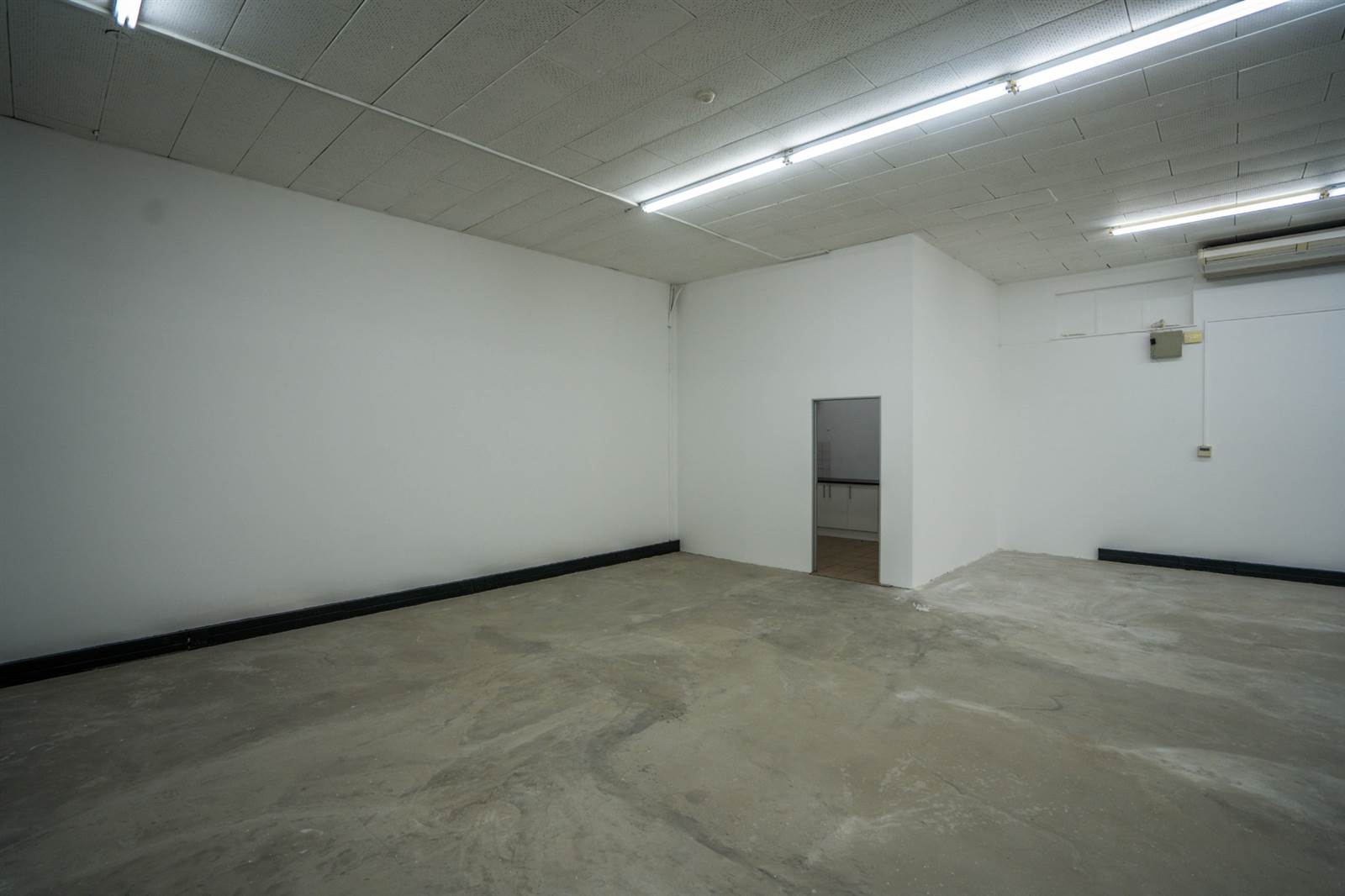 900  m² Retail Space in East London Central photo number 5