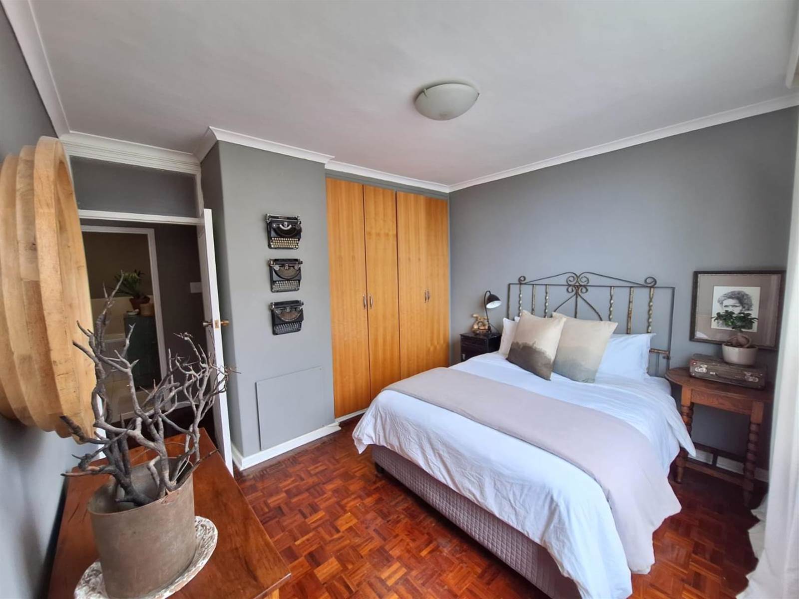 2 Bed Apartment in Sea Point photo number 11