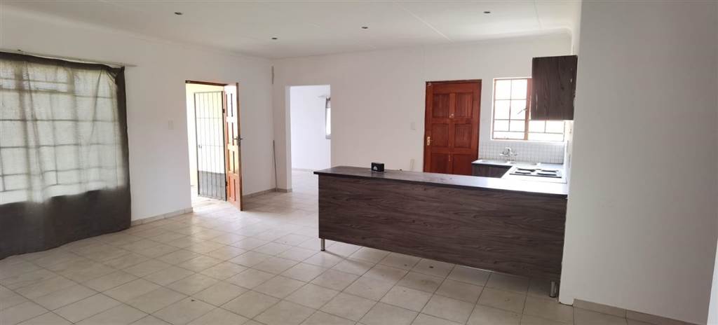 3 Bed House in Rensburg photo number 4
