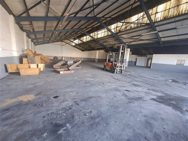 925  m² Industrial space