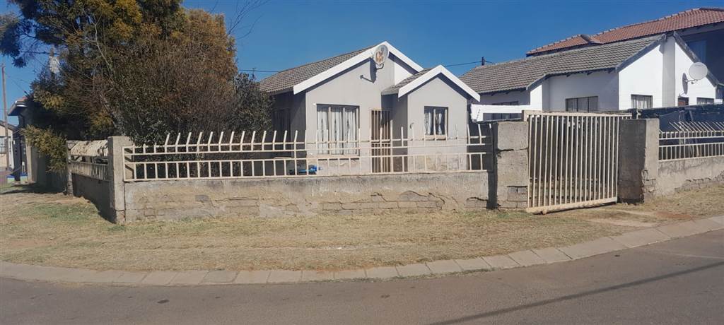 4 Bed House in Roodekop photo number 1