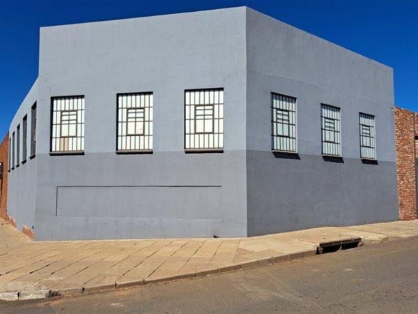 855  m² Commercial space