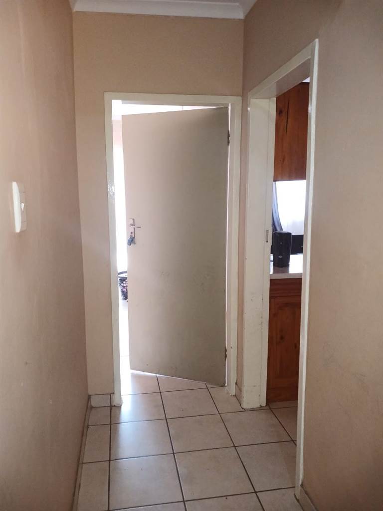 2 Bed Flat in Polokwane Central photo number 8