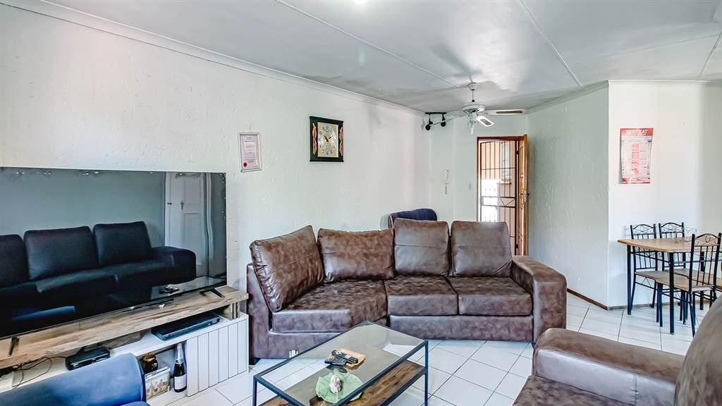 3 Bed Townhouse in Pretoria West photo number 2