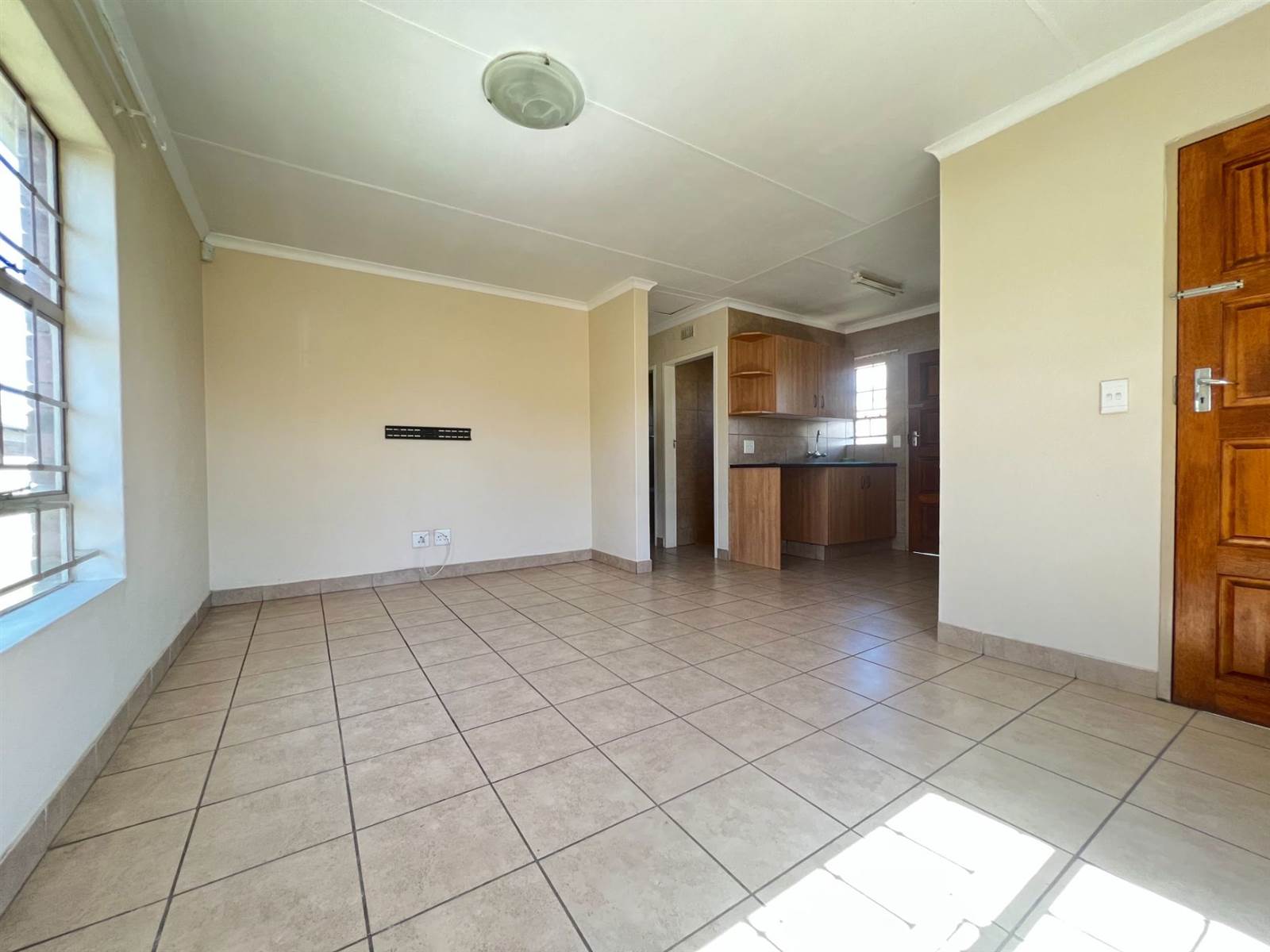 2 Bed Townhouse in Olievenhoutbos photo number 4