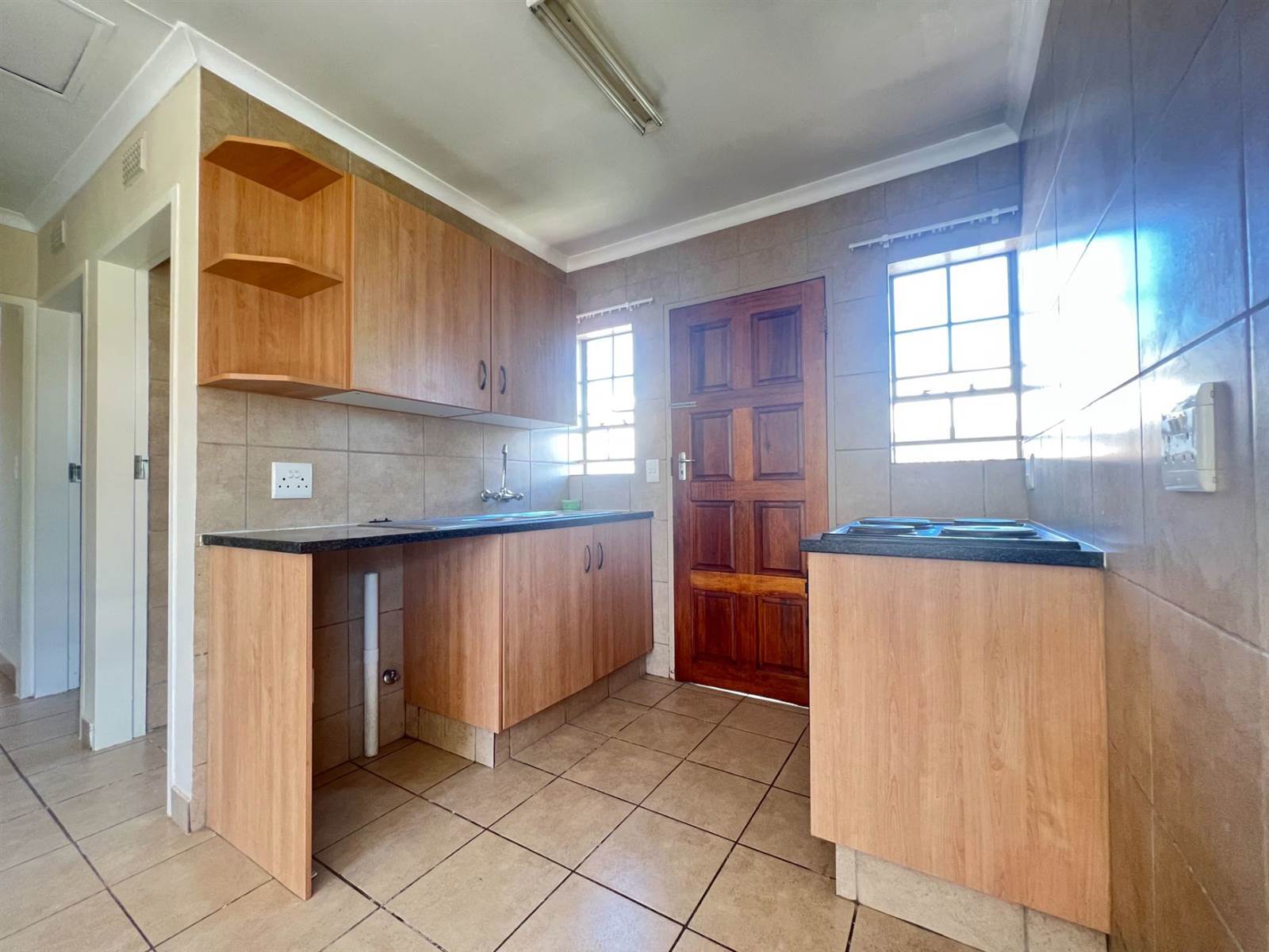 2 Bed Townhouse in Olievenhoutbos photo number 8