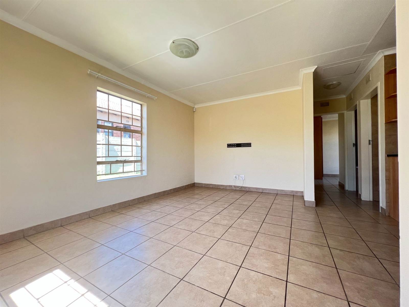 2 Bed Townhouse in Olievenhoutbos photo number 2
