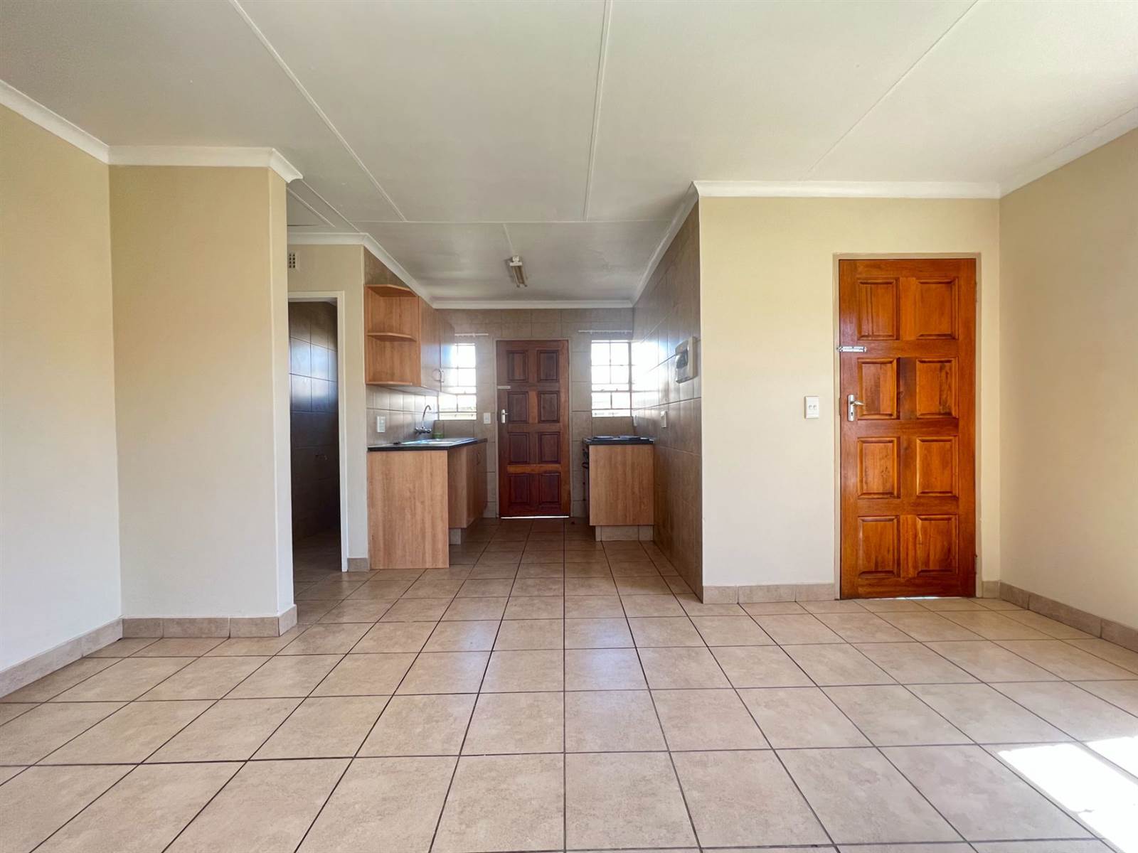 2 Bed Townhouse in Olievenhoutbos photo number 6