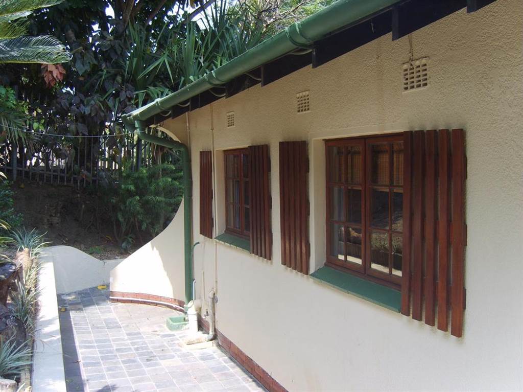 4 Bed House in Amanzimtoti photo number 4
