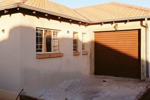 3 Bed House in Waterval East photo number 9