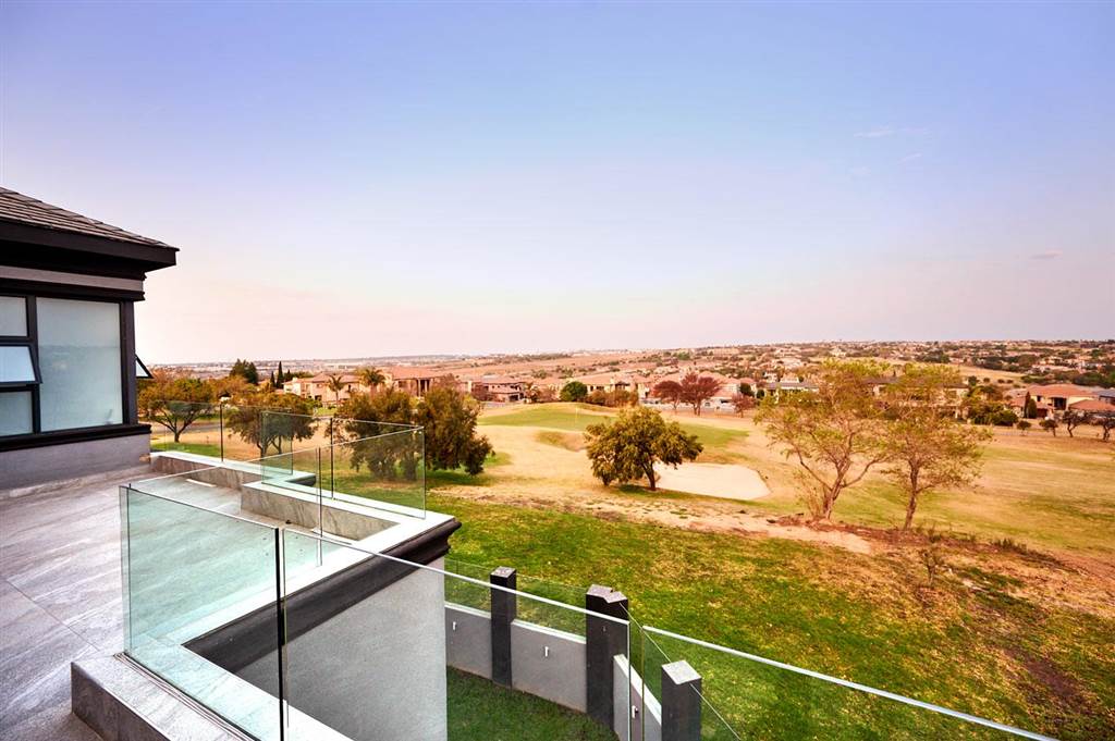 7 Bed House in Blue Valley Golf Estate photo number 1