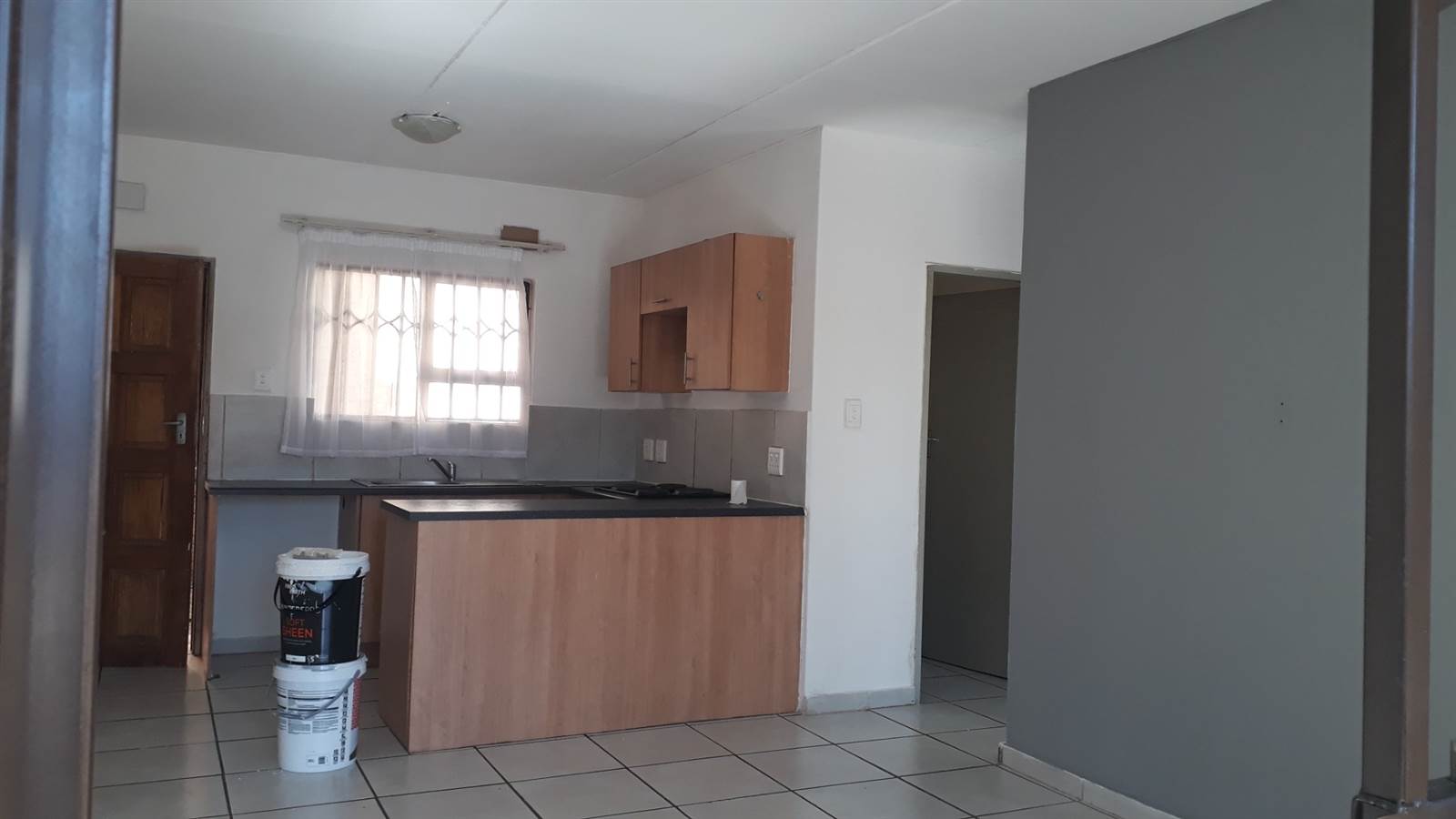 2 Bed Apartment in Grobler Park photo number 5