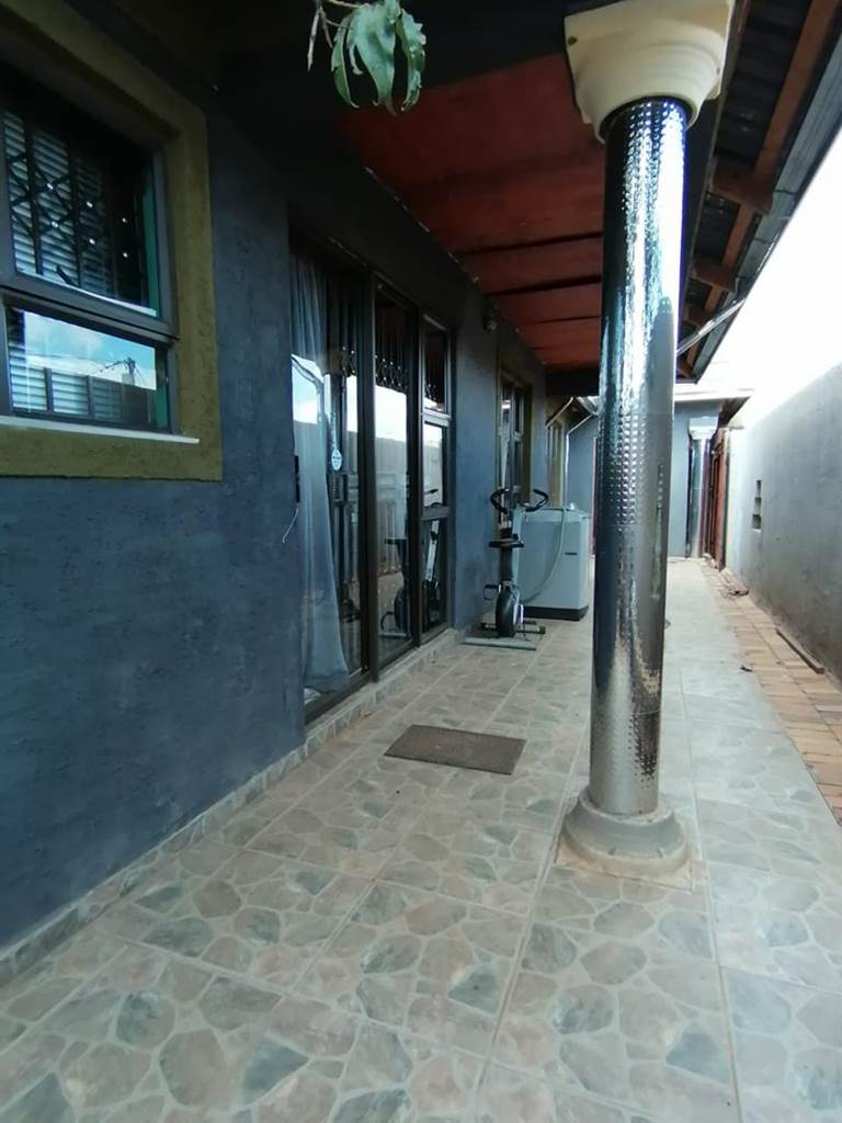 3 Bed House in Johannesburg Central and CBD photo number 3