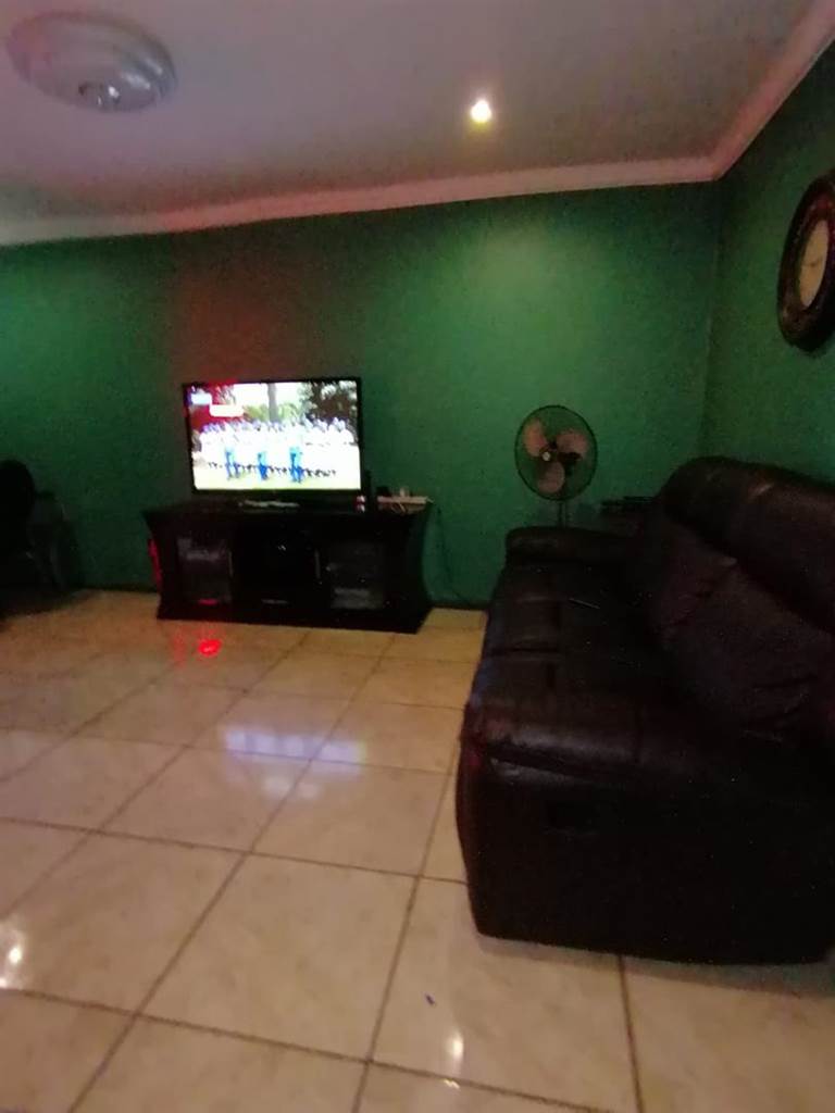 3 Bed House in Johannesburg Central and CBD photo number 5