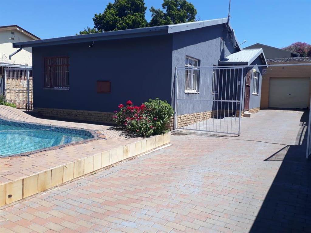 2 Bed House in Laudium photo number 2