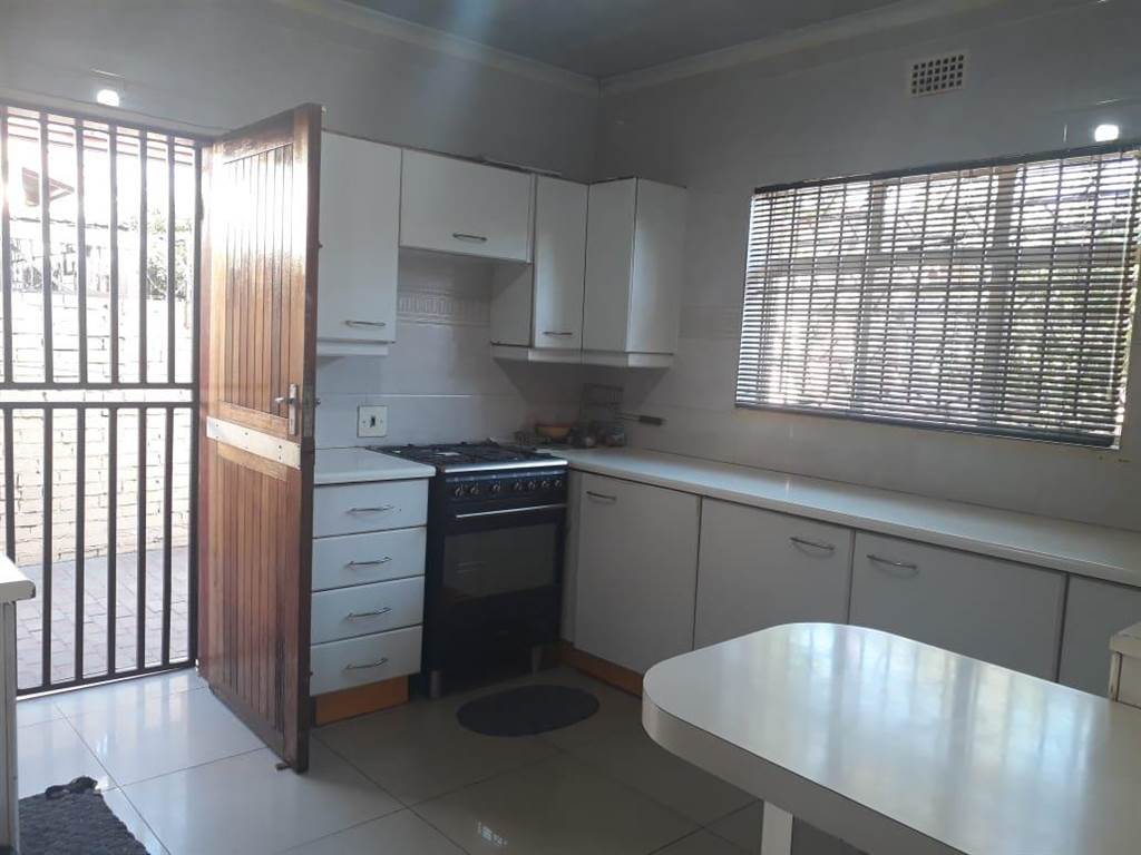 2 Bed House in Laudium photo number 12