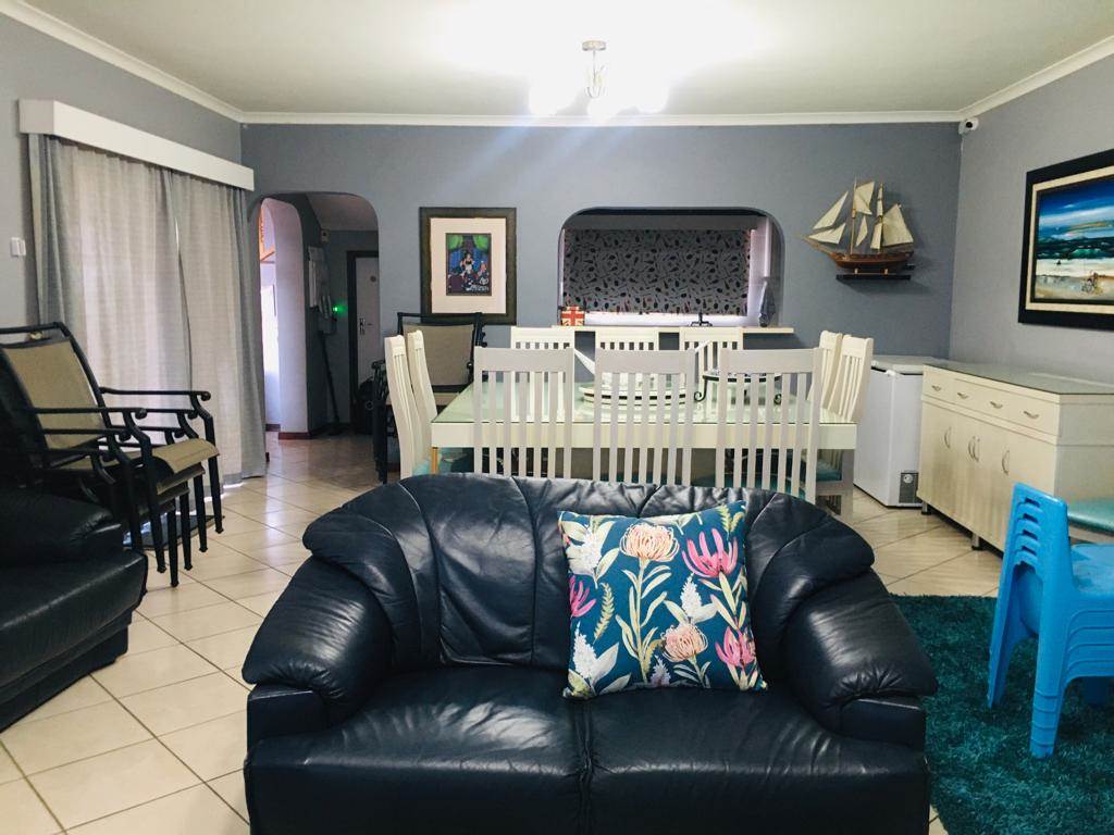 5 Bed Townhouse in Scottburgh Central photo number 5