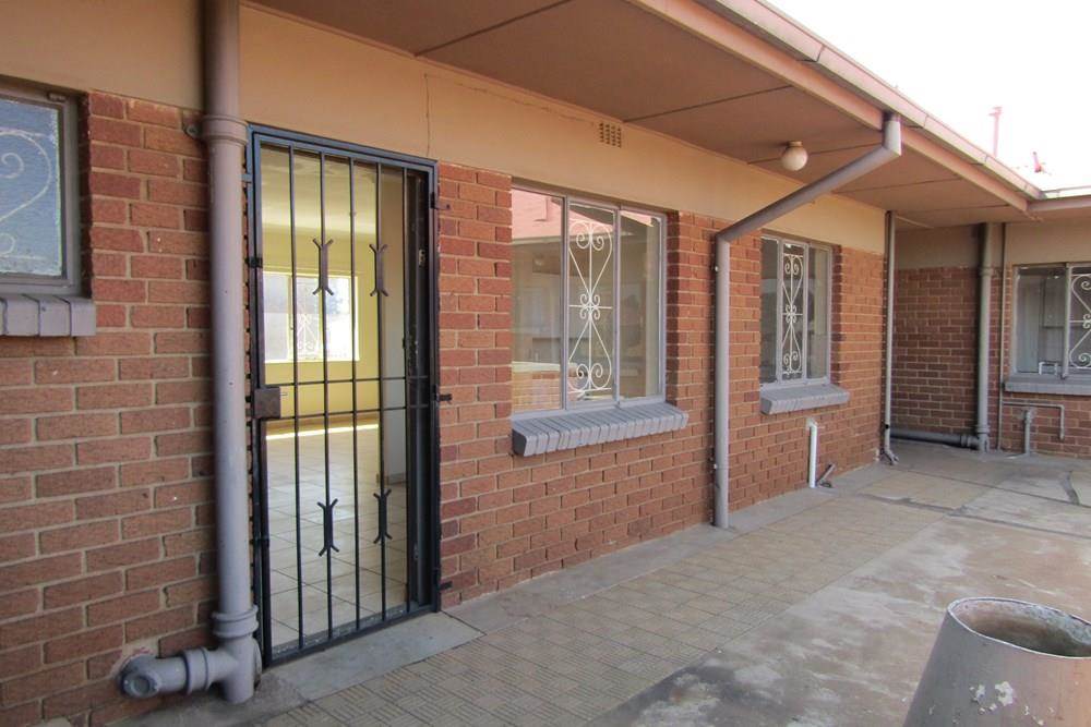 1 Bed Apartment in Turffontein photo number 9