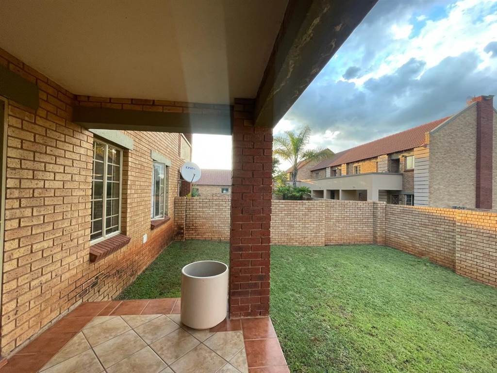 2 Bed Townhouse in Mooikloof Equestrian Estate photo number 15