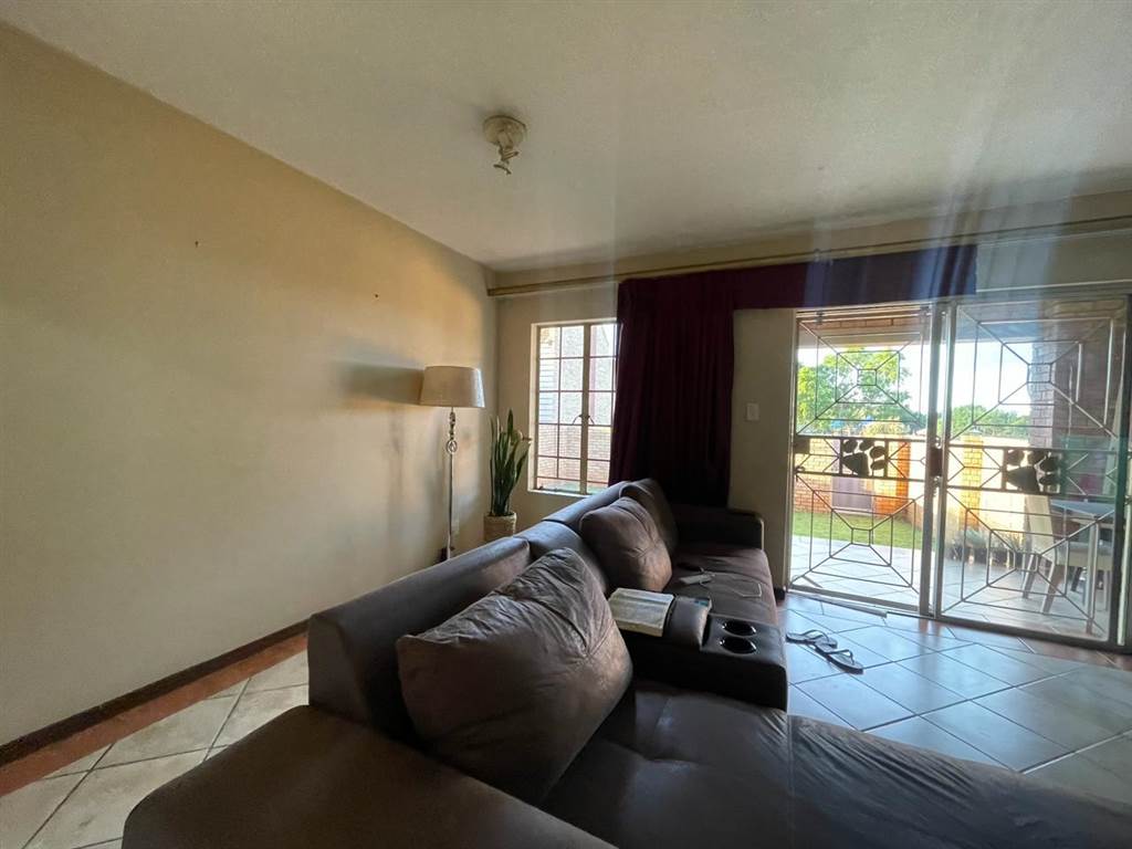 2 Bed Townhouse in Mooikloof Equestrian Estate photo number 9