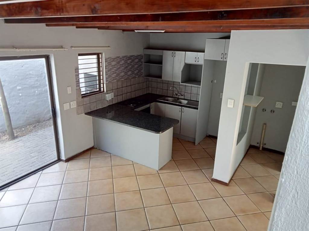 1 Bed Townhouse in Pretoria North photo number 2