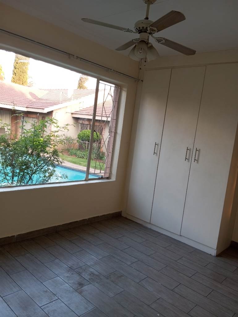 2 Bed Apartment in Sunward Park photo number 9