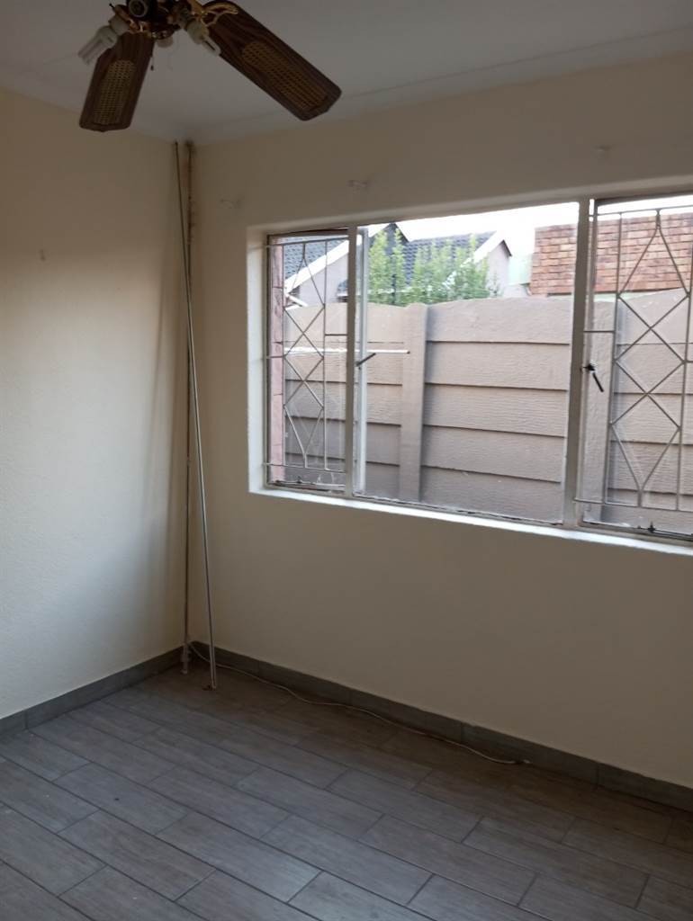 2 Bed Apartment in Sunward Park photo number 10