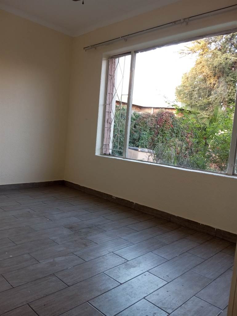 2 Bed Apartment in Sunward Park photo number 8