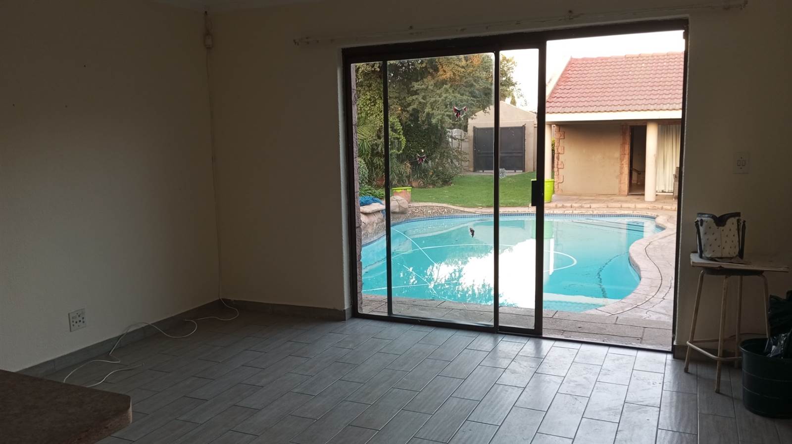 2 Bed Apartment in Sunward Park photo number 3