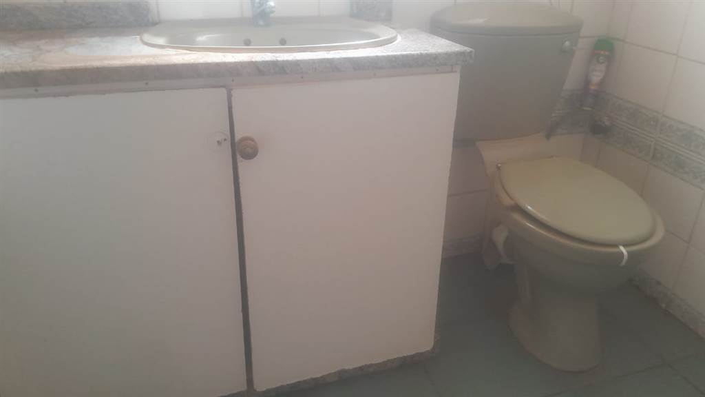 3 Bed Flat in Randfontein photo number 4