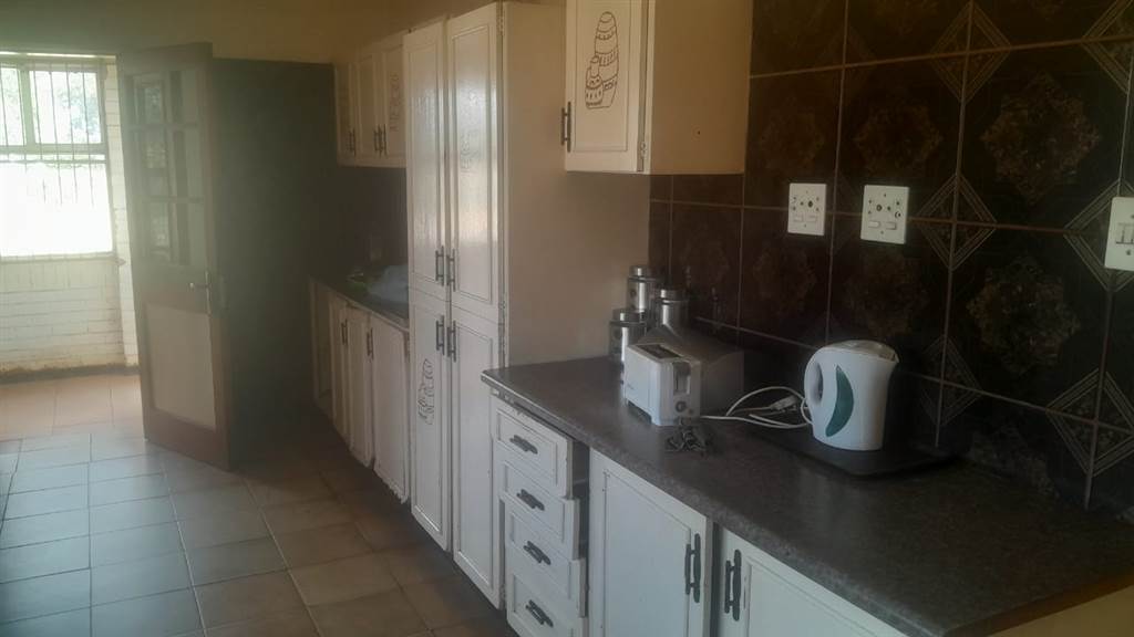 3 Bed Flat in Randfontein photo number 9