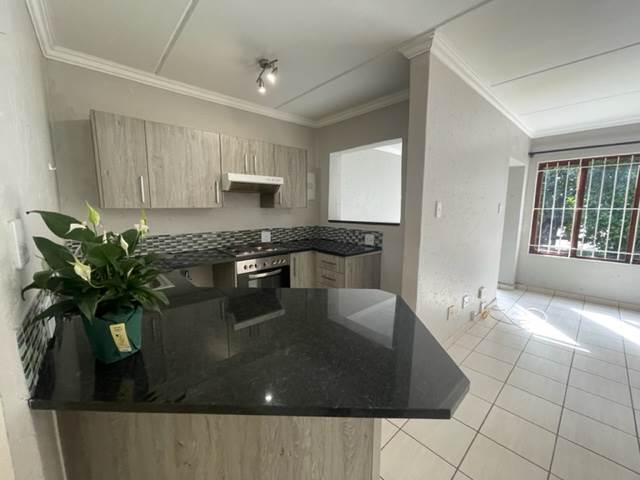 1 Bed Apartment in Illovo photo number 3