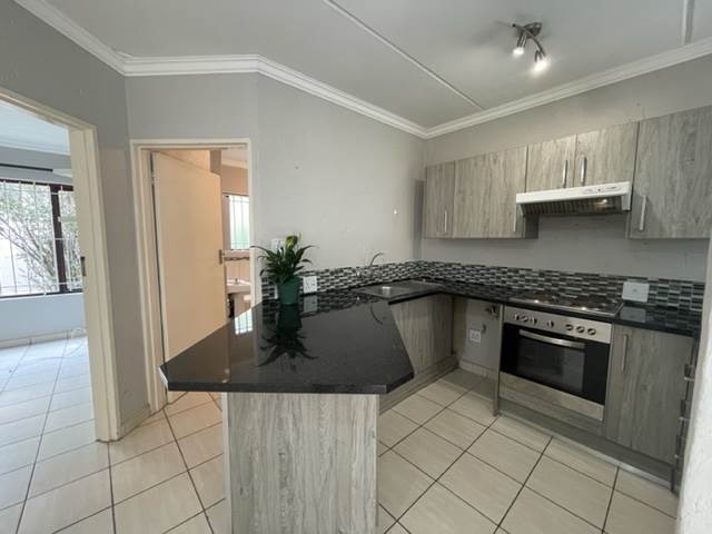 1 Bed Apartment in Illovo photo number 4
