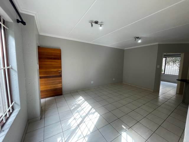 1 Bed Apartment in Illovo photo number 5