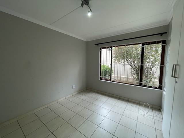 1 Bed Apartment in Illovo photo number 9